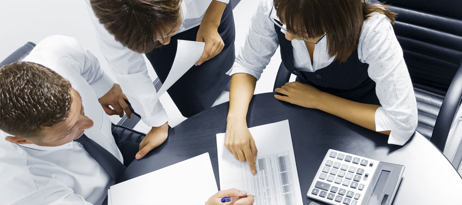 Person analysiert Finanzdaten auf einem Bildschirm mit Diagrammen