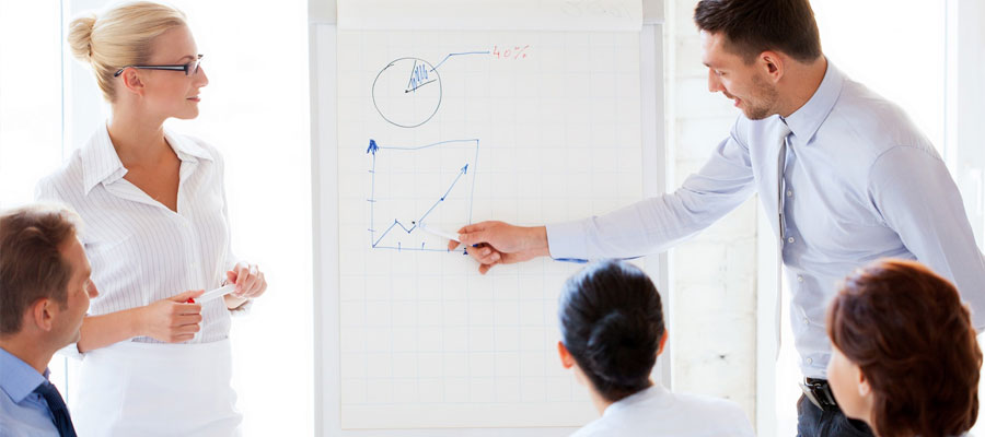 Pfeil zeigt auf ein Ziel in einem Finanzdiagramm